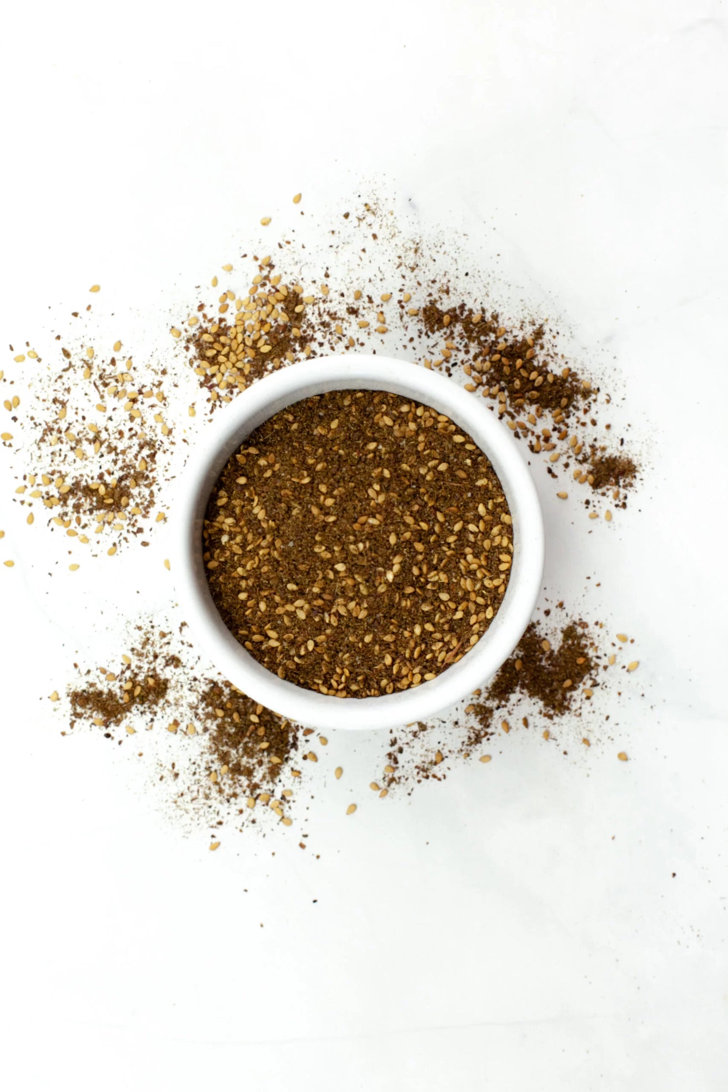 Zaatar é um tempero muito tradicional na culinária Árabe. Deixe-se encantar com esta mistura de sabor levemente cítrico e característico. Este é nosso único tempero que apresenta sal em sua composição (10%). Pode-se utilizar antes (marinada), durante a confeção, como um rub antes de grelhar ou para finalizar um prato.