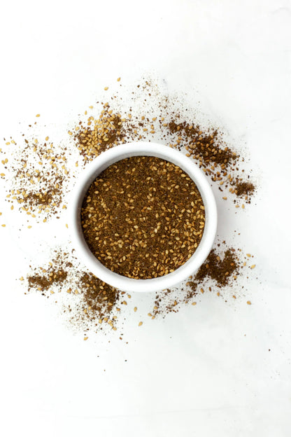 Zaatar é um tempero muito tradicional na culinária Árabe. Deixe-se encantar com esta mistura de sabor levemente cítrico e característico. Este é nosso único tempero que apresenta sal em sua composição (10%). Pode-se utilizar antes (marinada), durante a confeção, como um rub antes de grelhar ou para finalizar um prato.
